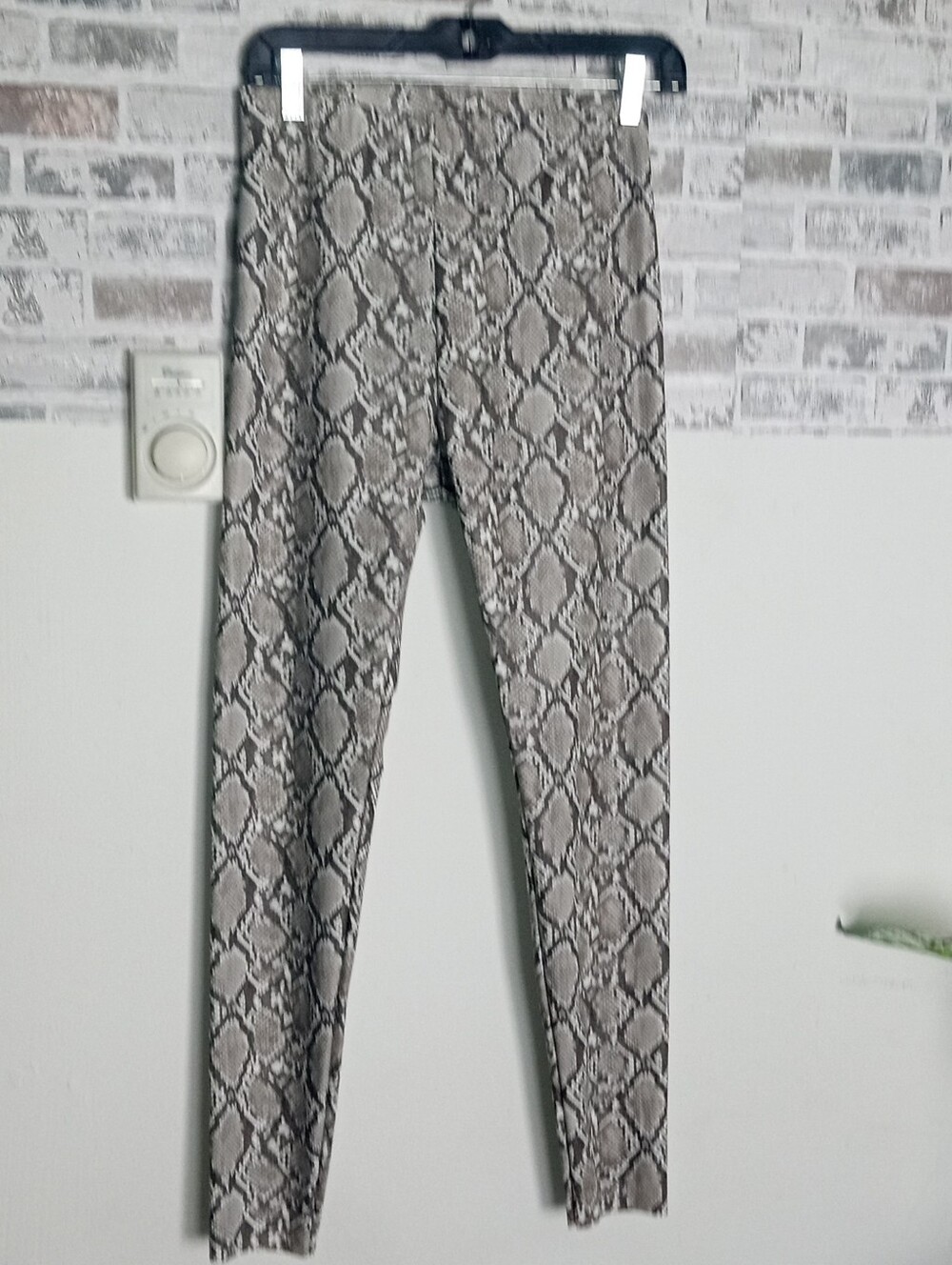 H&M Snake Print Faux Leather Leggings in Gray and White. NWT Size Small